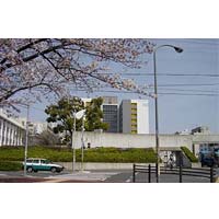 正門と 2 号館 正門と 2 号館