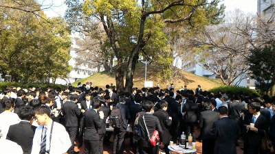 平成29年度卒業祝賀会の様子 古墳前（全体）