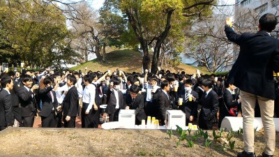 平成29年度卒業祝賀会の様子 乾杯（森田先生）