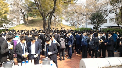 平成30年度卒業祝賀会の様子 古墳前（全体）